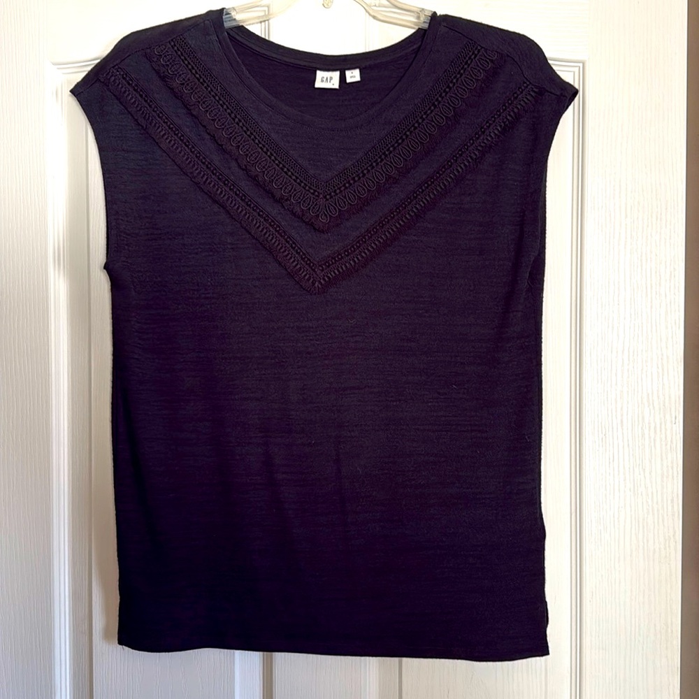 Black sleeveless sweater from Gap
Size S